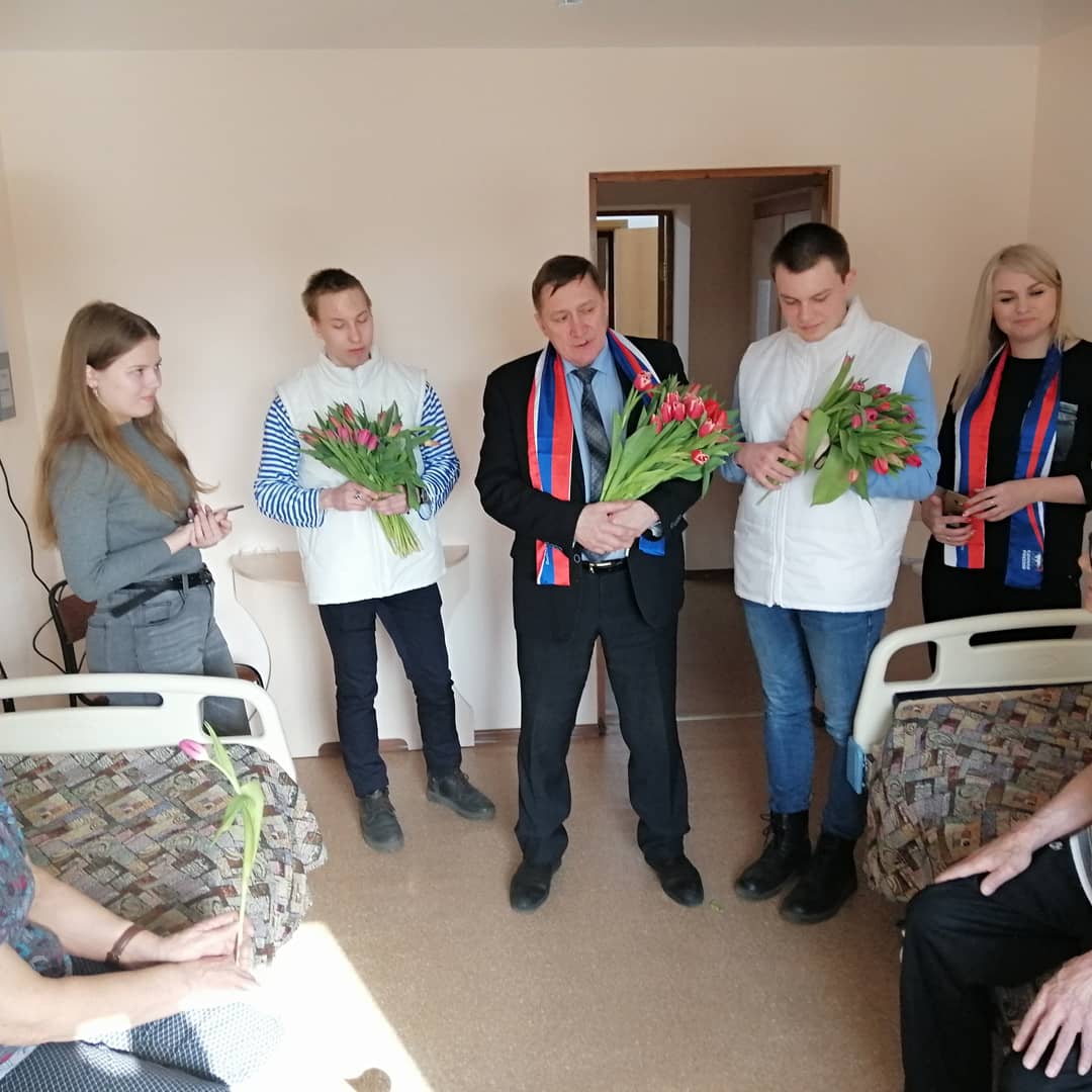 Пациенток краевого госпиталя ветеранов поздравили депутаты и волонтеры